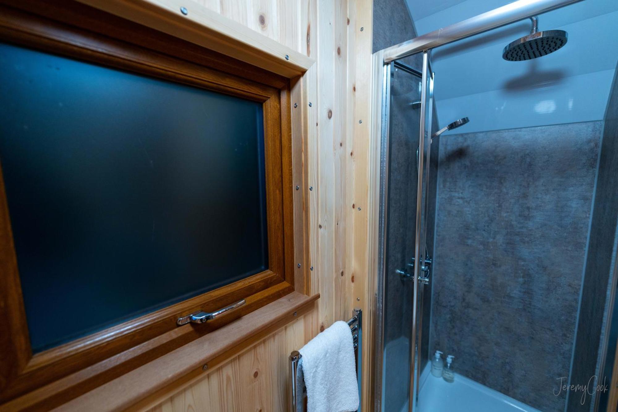 Missin' Link Glamping 호텔 West Hoathley 외부 사진